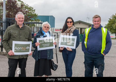 Bandon, Cork, Irlande. 30 août, 2019. Scully, Paddy Kanturk, Mary Deane, 03320, Lorraine Deane, 6800 et Pat Cadogan, Drimoleague à appuyer les agriculteurs à l'extérieur de l'usine de transformation d'ABP, Bandon Co. Cork. Le groupe des agriculteurs ont déjà rejeté les résultats des pourparlers la semaine dernière, visant à garantir un meilleur prix du boeuf et poursuivent leurs piquets.Crédit ; David Creedon / Alamy Live News Banque D'Images