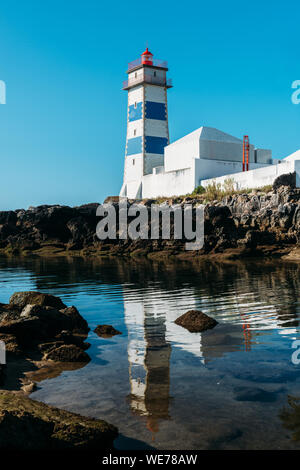 Santa Marta phare et musée municipal, Cascais, Lisbonne, Portugal reflétée sur le flux. Banque D'Images