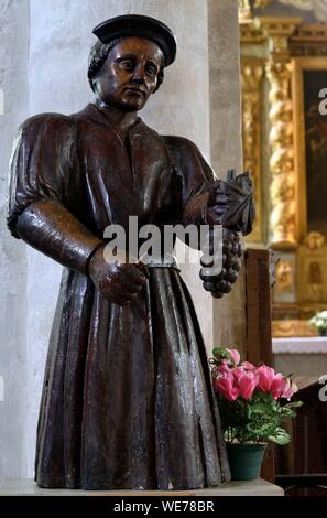 France, Doubs, Mouthier Haute Pierre, l'église Saint Laurent en date du 15ème siècle, en face du choeur, statue en bois du 15e siècle, Saint Vernier, patron des vignerons Banque D'Images