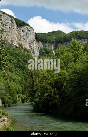 France, Doubs, Mouthier Haute Pierre, du pont de Longeville sur la Loue, rocher de la Baume, La Baume, Sytatu rock cascade, partie haute Banque D'Images