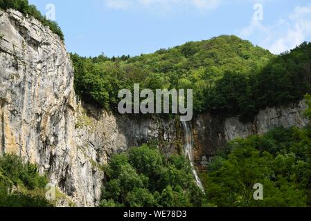 France, Doubs, Mouthier Haute Pierre, du pont de Longeville sur la Loue, rocher de la Baume, La Baume, Sytatu rock cascade, partie haute Banque D'Images