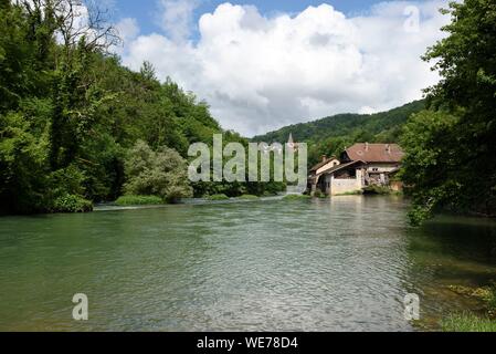 France, Doubs, Mouthier Haute Pierre, le moulin Maugain et son barrage sur la Loue en amont du village Banque D'Images