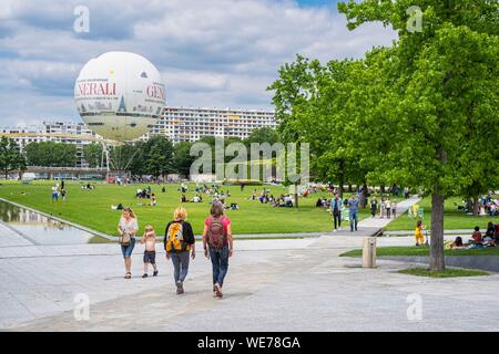 France, Paris, le long du GR® Paris 2024, metropolitan sentier de randonnée longue distance créé à l'appui de la candidature de Paris pour les Jeux Olympiques de 2024, le parc André-Citroën, district de Javel Banque D'Images