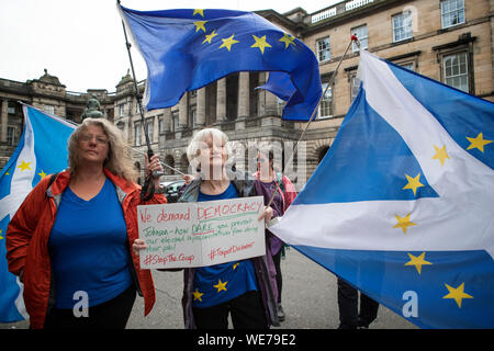 Des manifestants pro-UE à l'extérieur de la Cour de session à Édimbourg, où Lord Doherty a refusé une offre de la part des parlementaires pour une interdiction provisoire par le droit écossais qui auraient empêché le Parlement britannique d'être suspendu. Banque D'Images