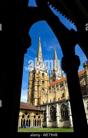 France, Pyrénées Atlantiques, Pays Basque, Bayonne, la cathédrale Sainte Marie ou Notre Dame de Bayonne, construit aux xiiie et xive siècles, caractéristique du style gothique, vu depuis le cloître Banque D'Images