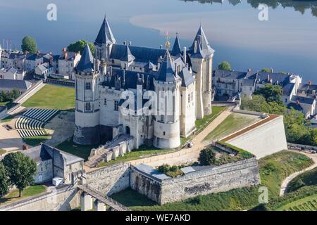 La France, dans le Maine et Loire, Vallée de la Loire classée au Patrimoine Mondial de l'UNESCO, Saumur, le château à proximité de la Loire (vue aérienne) Banque D'Images