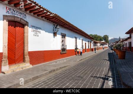 Le Mexique, l'état de Michoacan, Patzcuaro, rue avec ses maisons coloniales Banque D'Images