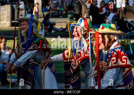 Le Mexique, l'état de Michoacan, Patzcuaro, de vieux hommes danse traditionnelle (los viejitos) Banque D'Images