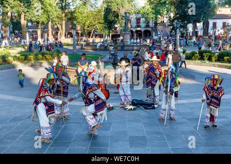 Le Mexique, l'état de Michoacan, Patzcuaro, de vieux hommes danse traditionnelle (los viejitos) sur la grande place Banque D'Images