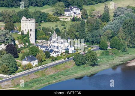 La France, dans le Maine et Loire, Vallée de la Loire classée au Patrimoine Mondial de l'UNESCO, Gennes Val de Loire, Treves, le donjon et l'église près de la Loire (vue aérienne) Banque D'Images