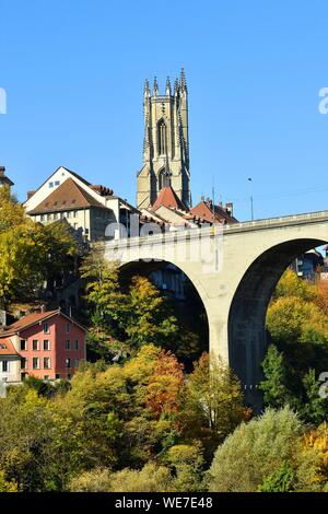 La Suisse, Canton de Fribourg, Fribourg, Saint Nicolas Cathédrale et Pont de Zaehringen Banque D'Images