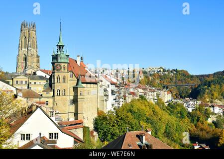 La Suisse, Canton de Fribourg, Fribourg, l'Hôtel de Ville et la cathédrale de San Nicolas Banque D'Images