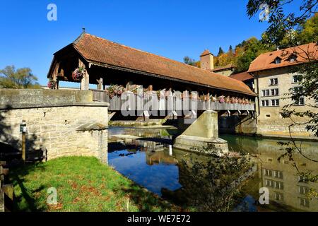 La Suisse, Canton de Fribourg, Fribourg, Sarine rivière Saane (banques), Berne pont couvert en bois Banque D'Images