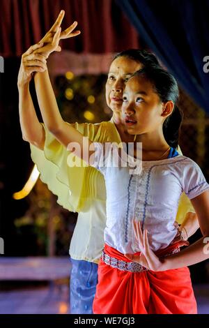 Cambodge, Phnom Penh, la danse khmère classique, sur l'immatériel liste du patrimoine mondial de l'UNESCO, ONG, Association de l'école d'art de l'Apsara dancers Banque D'Images
