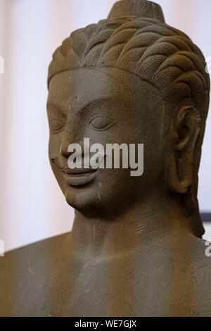 Cambodge, Phnom Penh, Musée National, construit par le français en 1917, la statue, Yama Roi Lépreux, période angkorienne, datée du 13 ème siècle. Banque D'Images