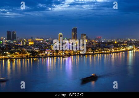 Cambodge, Phnom Penh, Sisowath riverline, rivière Bassac et marcher environ en face de Palais Royal Banque D'Images