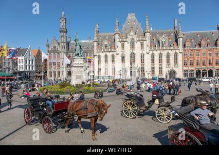 Belgique, Flandre occidentale, Bruges, centre historique classé au Patrimoine Mondial par l'UNESCO, le transport en face de la statue de Jan Breydel et Pieter de Coninck qui a dirigé l'Bruges Matin de 1302 massacrer les partisans du roi de France avec le palais provincial de style néo-gothique dans l'arrière-plan Banque D'Images