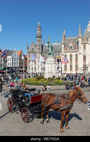 Belgique, Flandre occidentale, Bruges, centre historique classé au Patrimoine Mondial par l'UNESCO, le transport en face de la statue de Jan Breydel et Pieter de Coninck qui a dirigé l'Bruges Matin de 1302 massacrer les partisans du roi de France avec le palais provincial de style néo-gothique dans l'arrière-plan Banque D'Images