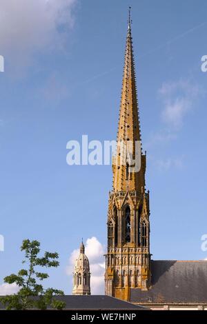 France, Vendée, Saint Laurent sur Sèvre, Clocher de La Sagesse chapelle et l'un de saint Louis-Marie Grignion de Monfort basilique dans l'arrière-plan Banque D'Images