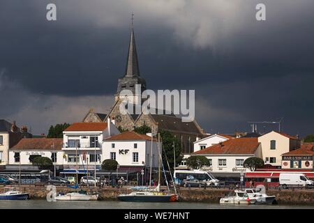 France, Vendée, Saint Gilles Croix de Vie, l'église St Gilles et le quai du port fidèle sous un ciel d'orage Banque D'Images