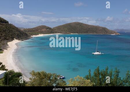 Antilles, îles Vierges britanniques, l'île de Virgin Gorda, les bains, les bains plage, Moored Catamaran, plage déserte Banque D'Images