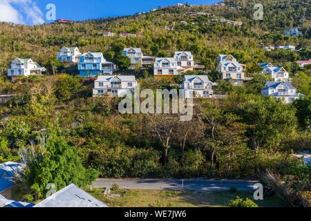 Antilles, îles Vierges britanniques, Tortola, l'île sur le côté de Long Bay Beach face à la mer et un peu plus haut vous pouvez voir les maisons à l'architecture typique de la région des Caraïbes Banque D'Images
