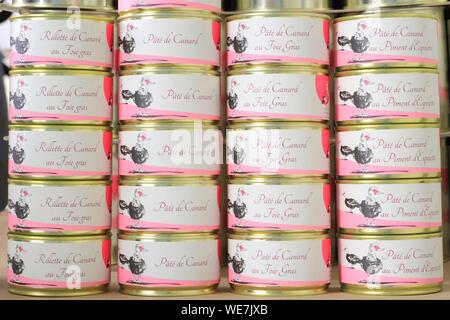La France, Tarn, Lautrec, ferme de la Condarie, vente de produits agricoles traités sur place : pâte de canard, rillette de canard au foie gras de canard et graphique avec d'Espelette Banque D'Images