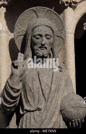 La France, Finistère, Quimper, Place Saint Corentin, la cathédrale Saint Corentin en date du 13e siècle, façade, porte, trumeau, statue du Christ Banque D'Images