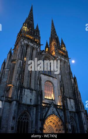 La France, Finistère, Quimper, Place Saint Corentin, la cathédrale Saint Corentin en date du 13e siècle, illuminations en soirée Banque D'Images