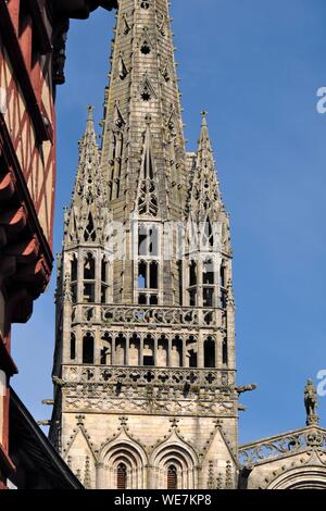 La France, Finistère, Quimper, Rue Kereon, maison à colombages, la cathédrale Saint Corentin en date du 13e siècle, tour, statue équestre du roi Gradlon Banque D'Images