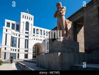 L'Arménie, Erevan, Shahumyan Square, ministère des Affaires étrangères et statue de Stepan Shahumyan, révolutionnaire bolchevik Banque D'Images