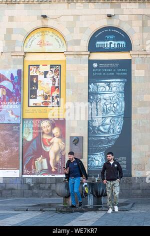 L'Arménie, Yerevan, Republic square, devant le musée d'histoire de l'Arménie et la Galerie Nationale Banque D'Images
