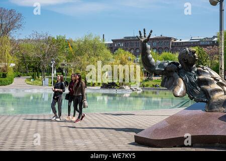 L'Arménie, Erevan, la place de la liberté et le lac des cygnes, le compositeur et pianiste Arno Babajanyan statue par le sculpteur David Bejanian Banque D'Images