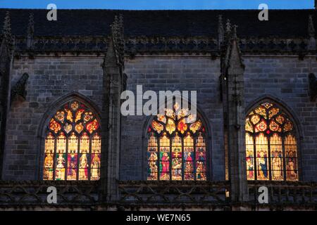 La France, Finistère, Quimper, Place Saint Corentin, la cathédrale Saint Corentin en date du 13e siècle, côté sud, les vitraux, enluminures dans la soirée Banque D'Images