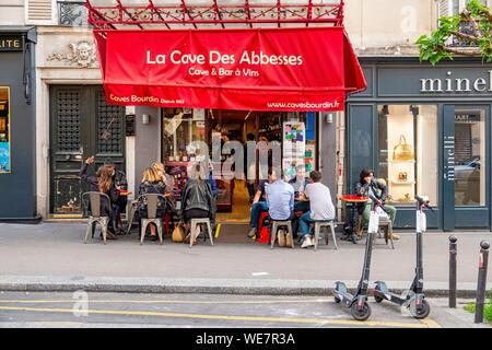France, Paris, Montmartre, café dans la rue des Abbesses, la Cave des Abbesses cafe Banque D'Images