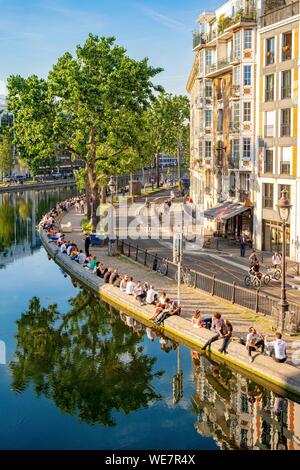 France, Paris, le Canal Saint-Martin, quai de Jemmapes Banque D'Images