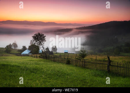 Paysage d'été du village de montagne en Bucovine. Beau lever de soleil à la lisière de la forêt. Vue aérienne au-dessus du village de montagne en Roumanie Banque D'Images