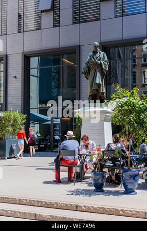 France, Rhône, Lyon, la Presqu'île, le centre historique classé Patrimoine Mondial de l'UNESCO, le Grand Hôtel-Dieu, Amédée Bonnet square et statue Banque D'Images