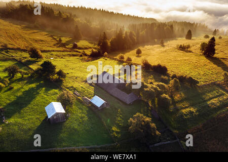 Paysage d'été du village de montagne en Bucovine. Beau lever de soleil à la lisière de la forêt. Vue aérienne au-dessus du village de montagne en Roumanie Banque D'Images