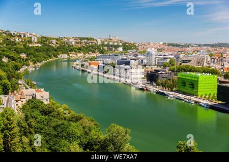 France, Rhône (69), Lyon, quartier de la Confluence au sud de la péninsule, premier quartier français durable certifié par le WWF, vue du quai Rambaud le long du vieux quai avec le Cube vert et orange Cube et Basilique Notre-Dame de Fourvière Banque D'Images