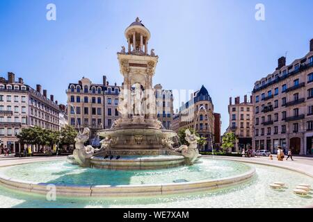 France, Rhône, Lyon, site historique classé au Patrimoine Mondial de l'UNESCO, Saint-Émilion, fontaine de la Place des Jacobins Banque D'Images