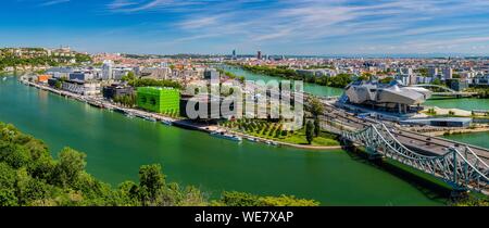 France, Rhône (69), Lyon, quartier de la Confluence au sud de la péninsule, premier quartier français durable certifié par le WWF, vue sur le chemin de fer et les ponts routiers de la Mulatière, le Musée des Confluences, musée de sciences et sociétés, situé au confluent du Rhône et de la Saône, le quai Rambaud le long du vieux quai avec le Cube vert et orange Cube, Basilique Notre-Dame de Fourvière, la Tour Incity et les crayons Banque D'Images