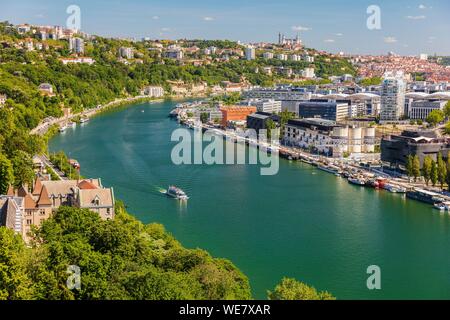 France, Rhône (69), Lyon, quartier de la Confluence au sud de la péninsule, premier quartier français durable certifié par le WWF, vue du quai Rambaud le long du vieux quai avec le Cube vert, l'Orange Cube, l'Ycone tower et Basilique Notre-Dame de Fourvière Banque D'Images