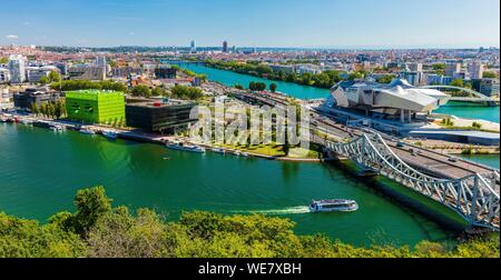 France, Rhône, Lyon, quartier de la Confluence au sud de la péninsule, premier quartier français durable certifié par le WWF, vue sur le chemin de fer et les ponts routiers de la Mulatière, le Musée des Confluences, musée de sciences et sociétés situé au confluent du Rhône et de la Saône, le quai Rambaud le long du vieux quai avec le Cube vert, la Tour Incity, la tour et le Crayon Ycone Banque D'Images