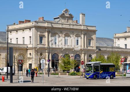 France, Marne, Reims, gare, façade, bus navette bleue garée en face de la gare Banque D'Images
