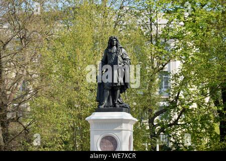 France, Marne, Reims, square Colbert, statue en bronze de Colbert sculpté par Jean-Baptiste Guillaume en 1860 Banque D'Images