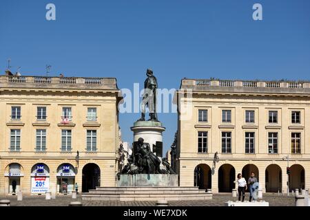 France, Marne, Reims, Place Royale, la statue de Louis le 15e, deux femmes sur le côté de la statue Banque D'Images