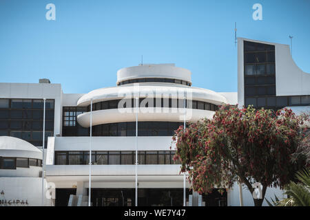 Albufeira, Portugal - 4 mai 2018 : des détails architecturaux de l'édifice moderne de l'hôtel de ville dans le centre-ville un jour de printemps Banque D'Images