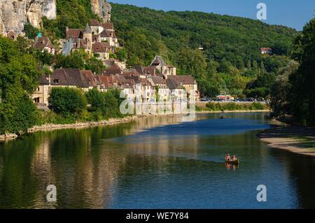 France, Dordogne, La Roque Gageac, maisons au bord de la rivière Dordogne et en arrière-plan le château de la Malartrie Banque D'Images