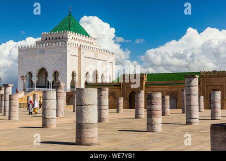 Maroc, Rabat, classé au Patrimoine Mondial de l'UNESCO, l'esplanade de la mosquée Yacoub el-Mansour, le Mausolée Mohammed V Banque D'Images